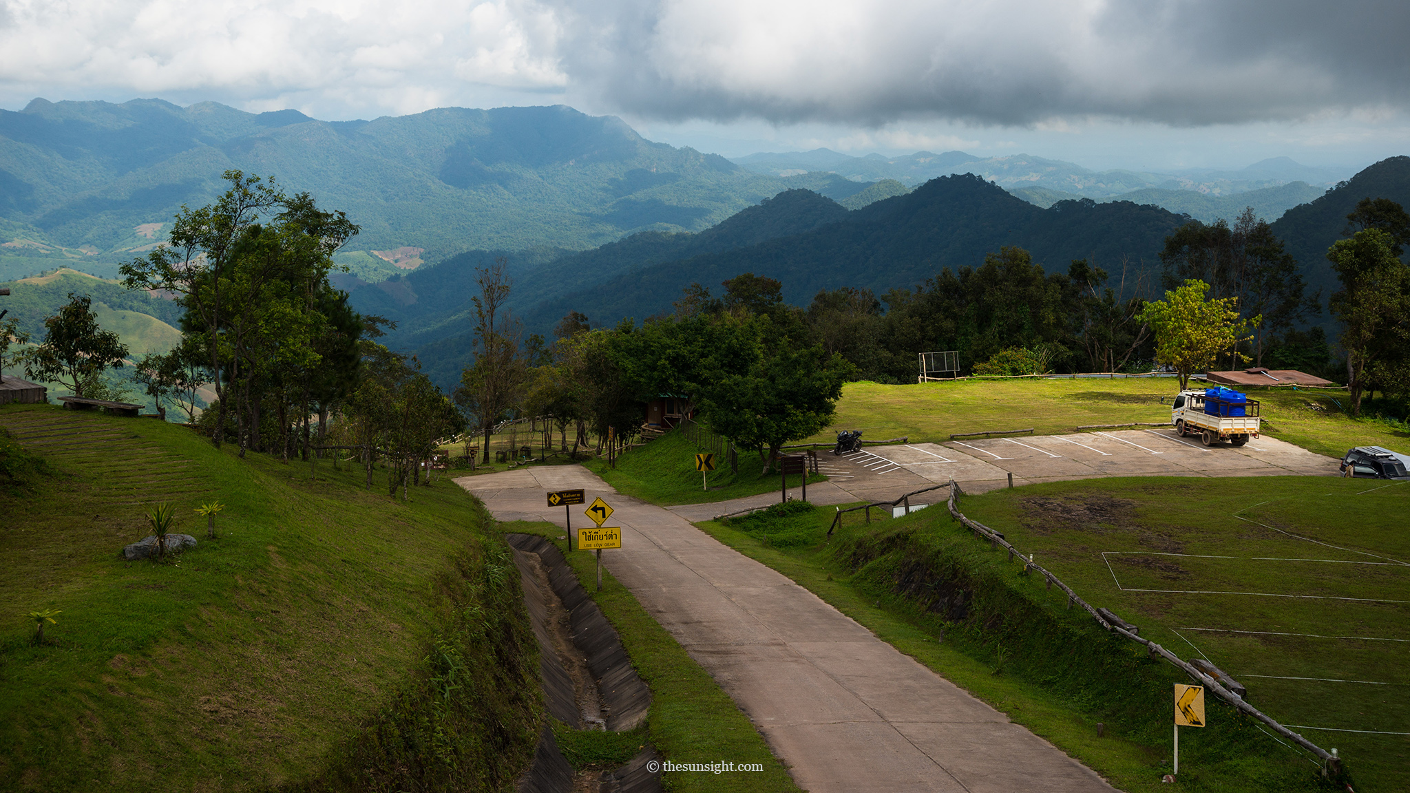 ขุนสถานหน้าฝน ถนนทางขึ้น